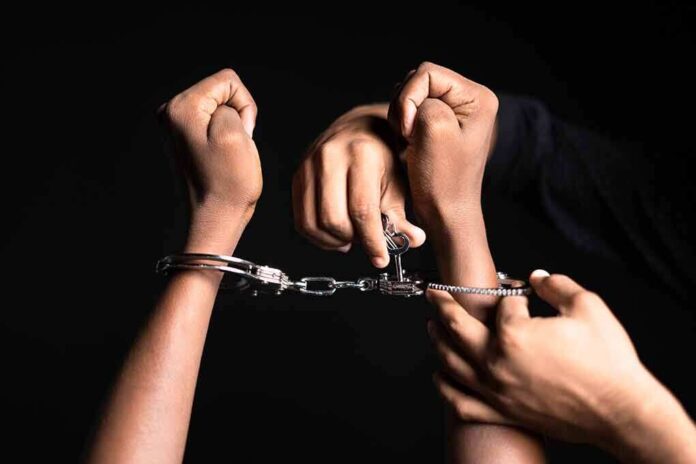 2160794121 featured image Handling handcuffs and unlocking with a key