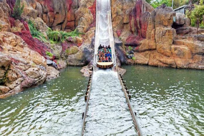 shutterstock_232504144 Group of people on a water ride approaching a splashdown