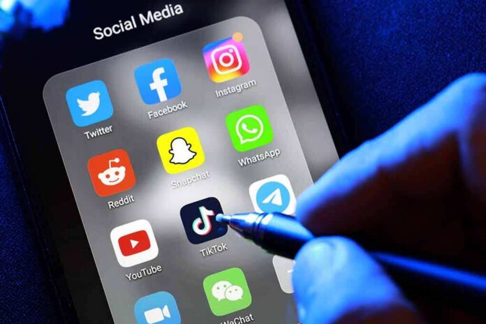 Smartphone screen showing social media app icons