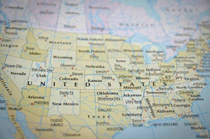 shutterstock_357402038 Map of the United States with state borders and city labels